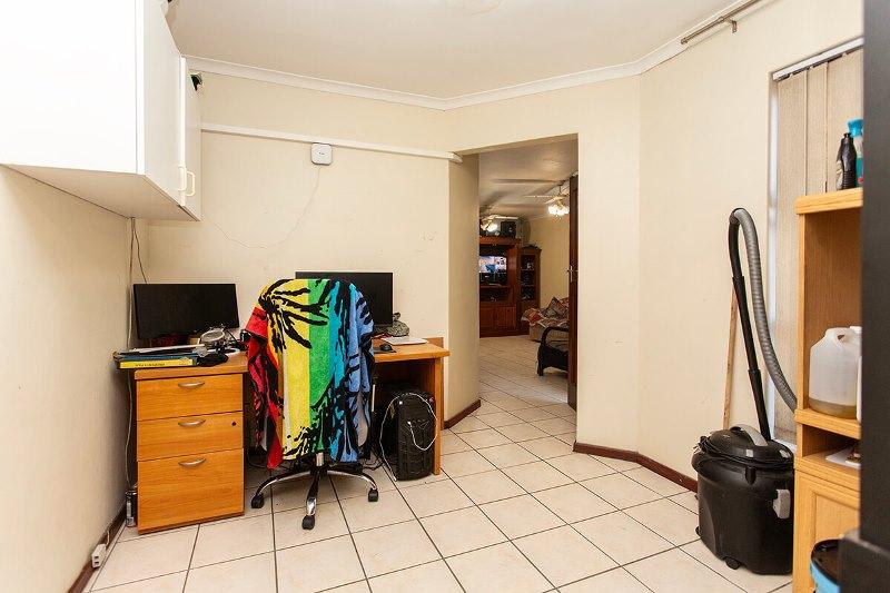 3 Bedroom Property for Sale in Peerless Park West Western Cape